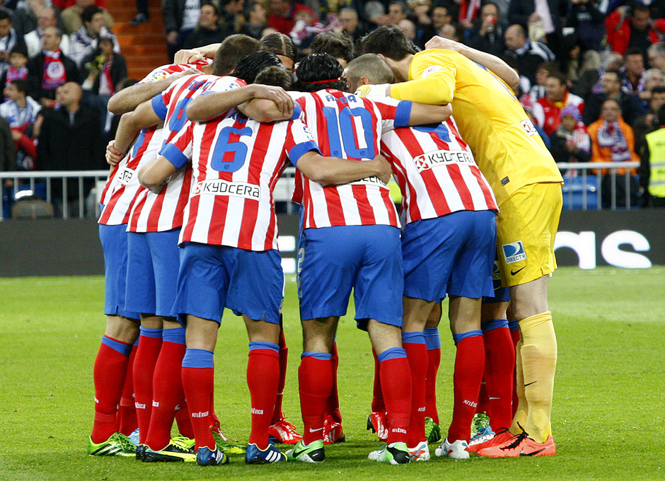 Temporada 12/13. Final Copa del Rey 2012-13. Real Madrid - Atlético de Madrid. Los once titulares se abrazan antes del comienzo del partido.
